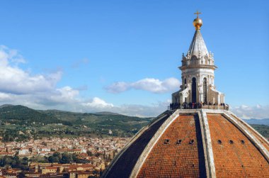 Floransa Katedrali 'nin ayrıntıları Santa Maria del Fiore (Çiçek Aziz Mary), şehir, Toskana tepeleri ve arka planda mavi gökyüzü