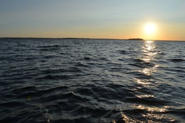 Svityaz Gölü'nde güzel gün doğumu (Svitiaz, Shatsky Ulusal Doğal Parkı, Ukrayna)