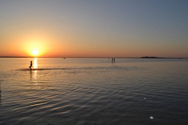 Güzel gün batımı. Romantik günbatımı gölde. Akşam manzara. Bulutlar suya yansıyan. Gün batımında ufukta. Deniz, göl gün batımında. Dalgalar Nehri üzerinde.