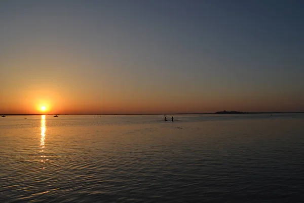 Schöner Sonnenuntergang Romantischer Sonnenuntergang See Abendlandschaft Wolken Spiegeln Sich Wasser — Stockfoto