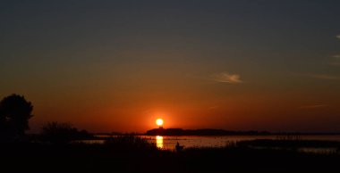 Gölün kenarında sihirli gün batımı