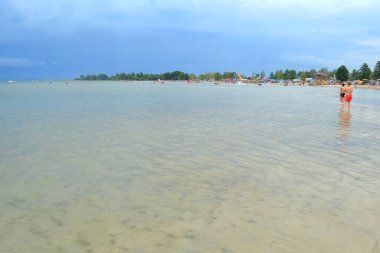 Gölün kumlu kıyısında