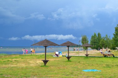 Gölün kumlu kıyısında