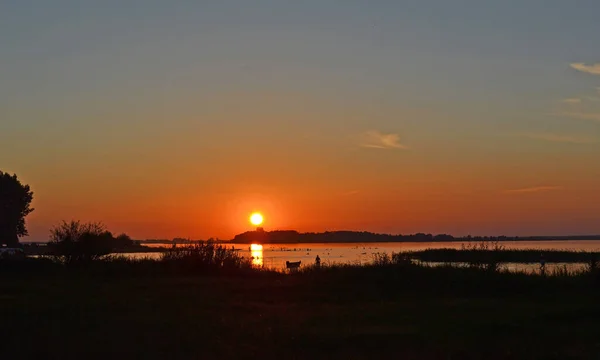 Magiczny Zachód Słońca Nad Jeziorem — Zdjęcie stockowe
