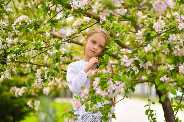 リンゴの花の長い髪のブロンドの女の子 — ストック写真