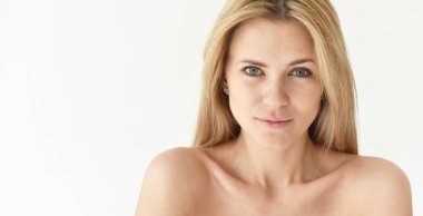 Avrupa kadın sarışın saç gri gözler yakın çekim portresi