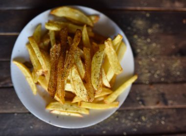 Beyaz tabakta patates kızartması.