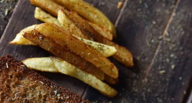 Patates kızartması ve kızarmış ekmek