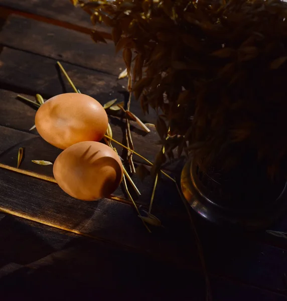 Telur Ayam Segar Meja Kayu Dalam Jerami — Stok Foto