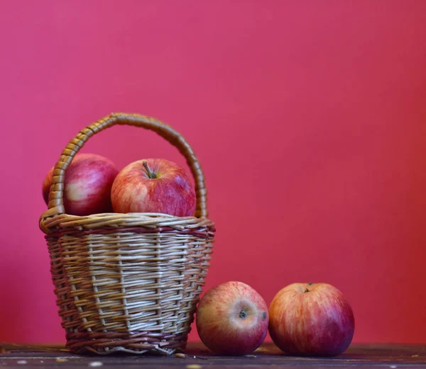 Maçãs Vermelhas Maduras Sobre Fundo Rosa — Fotografia de Stock