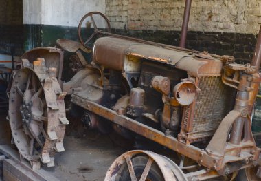 Garajda eski paslı traktör