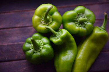 Tahta masada yeşil dolma biber