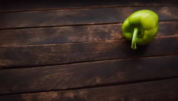 Pimiento Verde Sobre Mesa Madera — Foto de Stock