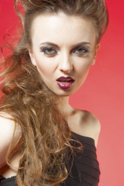 Kahverengi saçlı kız yakın çekim portresi