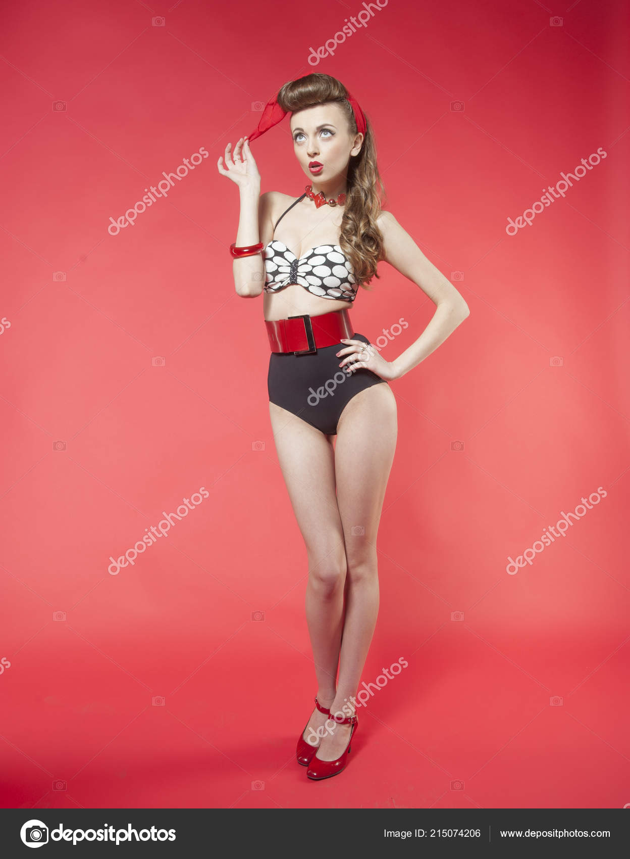 Porträt Eines Mädchens Pin Stil Auf Rotem Grund - Stockfoto Porträt Eines Mädchens Pin Stil Auf Rotem Grund - Stockfoto