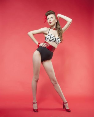 PIN tarzında kırmızı zemin üzerine kız portresi