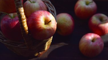 Sonbahar natürmort olgun elma