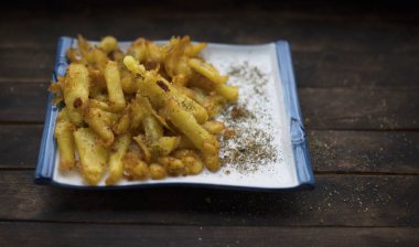 Baharatlı kızarmış patates.