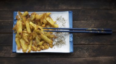 Baharatlı kızarmış patates.