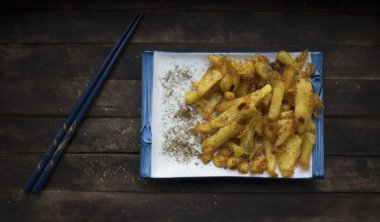 Baharatlı kızarmış patates.