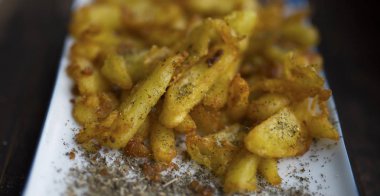 Baharatlı kızarmış patates.
