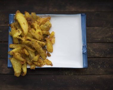 Baharatlı kızarmış patates.