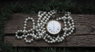 Noel ağacı arka plan üzerinde Vintage cep saati