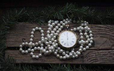 Noel ağacı arka plan üzerinde Vintage cep saati