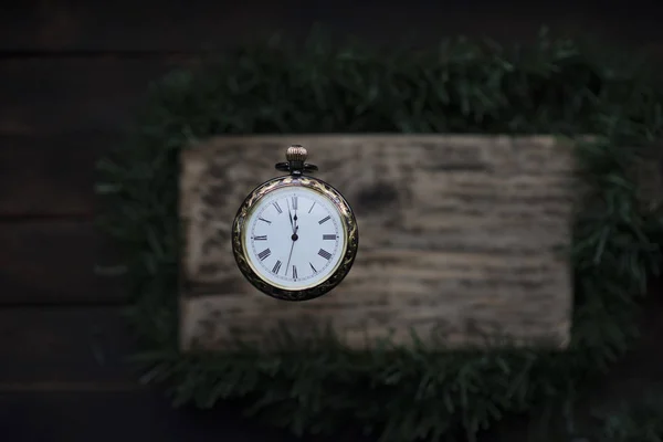 クリスマス ツリーの背景にポケット付きヴィンテージ時計 — ストック写真