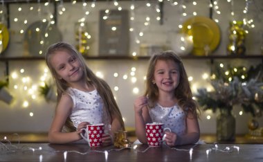 Çocuklar Noel çelenk arka plan üzerinde çay lokum lokum ile