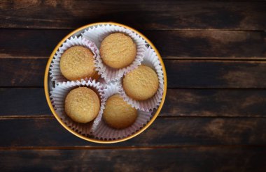 bir teneke şekerli kurabiye