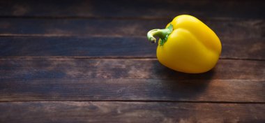 masanın üzerine sarı dolmalık biber