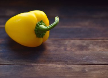 masanın üzerine sarı dolmalık biber