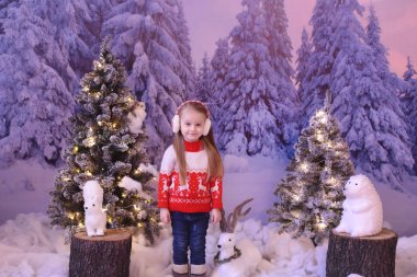 Çocuk arka planda Noel süslemeleri