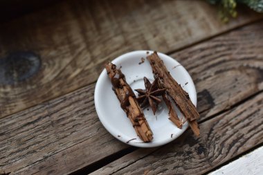 Beyaz tatlı plaka üzerinde çikolata tarçın anasonu kaplı