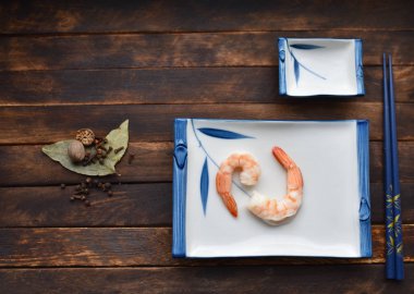 baharat Japon geleneksel levhalar ve çubuklar ile taze haşlanmış karides