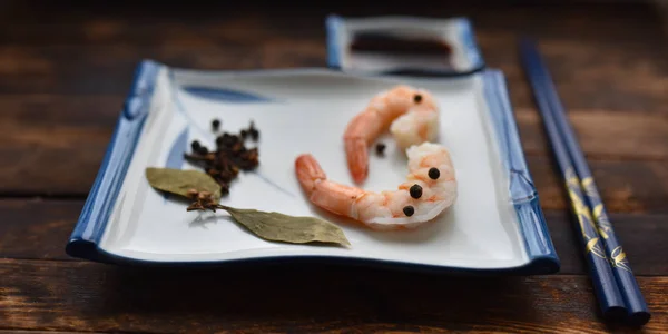 Langostinos Recién Cocidos Con Especias Platos Tradicionales Japoneses Palillos — Foto de Stock