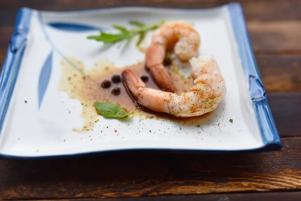 Langostinos Recién Cocidos Con Especias Platos Tradicionales Japoneses Palillos — Foto de Stock