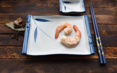 baharat Japon geleneksel levhalar ve çubuklar ile taze haşlanmış karides