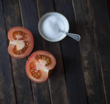 masanın üstüne kesmek kırmızı olgun domates