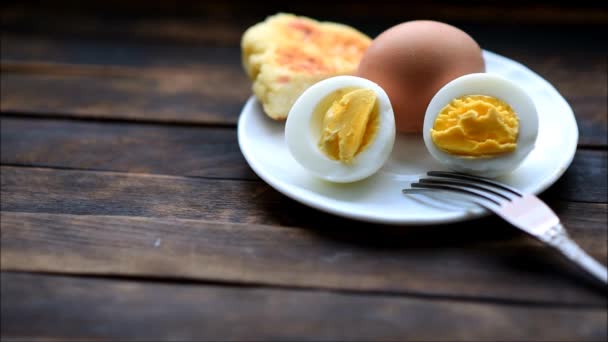 Gekookte Eieren Liggen Een Witte Plaat Van Hen Gaat Stoom — Stockvideo