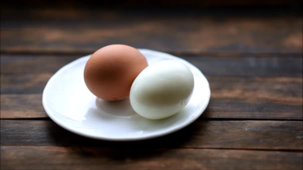 Gekochte Eier Liegen Auf Einem Weißen Teller Aus Dem Dampf — Stockvideo