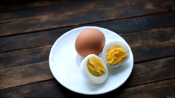 Huevos Cocidos Yacen Plato Blanco Ellos Vapor — Vídeo de stock