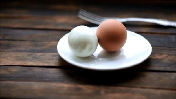 煮鸡蛋躺在一个白色的盘子从他们去蒸汽 — 图库视频影像