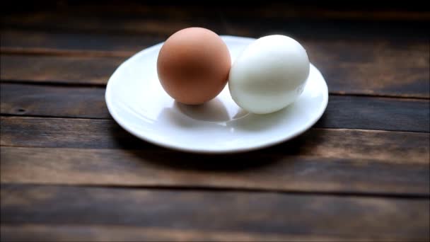それらから白い皿にゆで卵うそ行く蒸気 — ストック動画