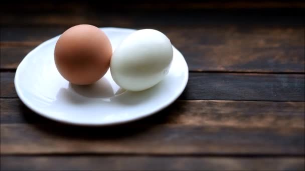 Huevos Cocidos Yacen Plato Blanco Ellos Vapor — Vídeos de Stock