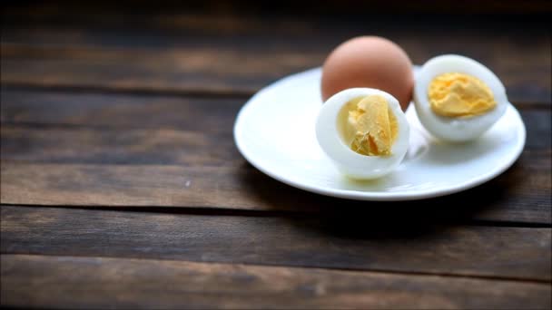 Вареные Яйца Лежат Белой Тарелке Идет Пар — стоковое видео