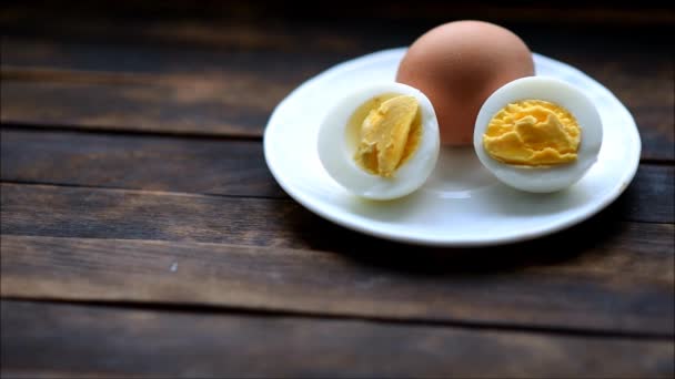 Huevos Cocidos Yacen Plato Blanco Ellos Vapor — Vídeos de Stock