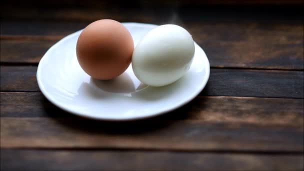 Gekochte Eier Liegen Auf Einem Weißen Teller Aus Dem Dampf — Stockvideo