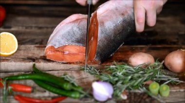 kırmızı balık ham ve taze sebzeler